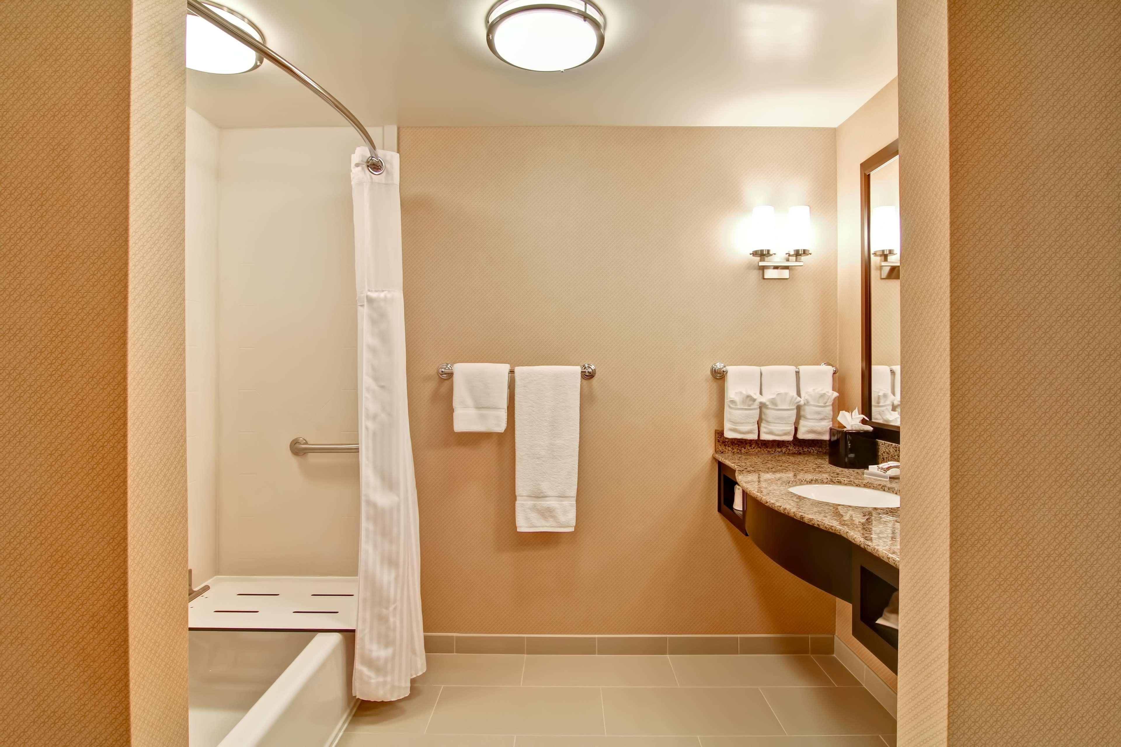 Hilton Garden Inn Woodbridge Exteriér fotografie