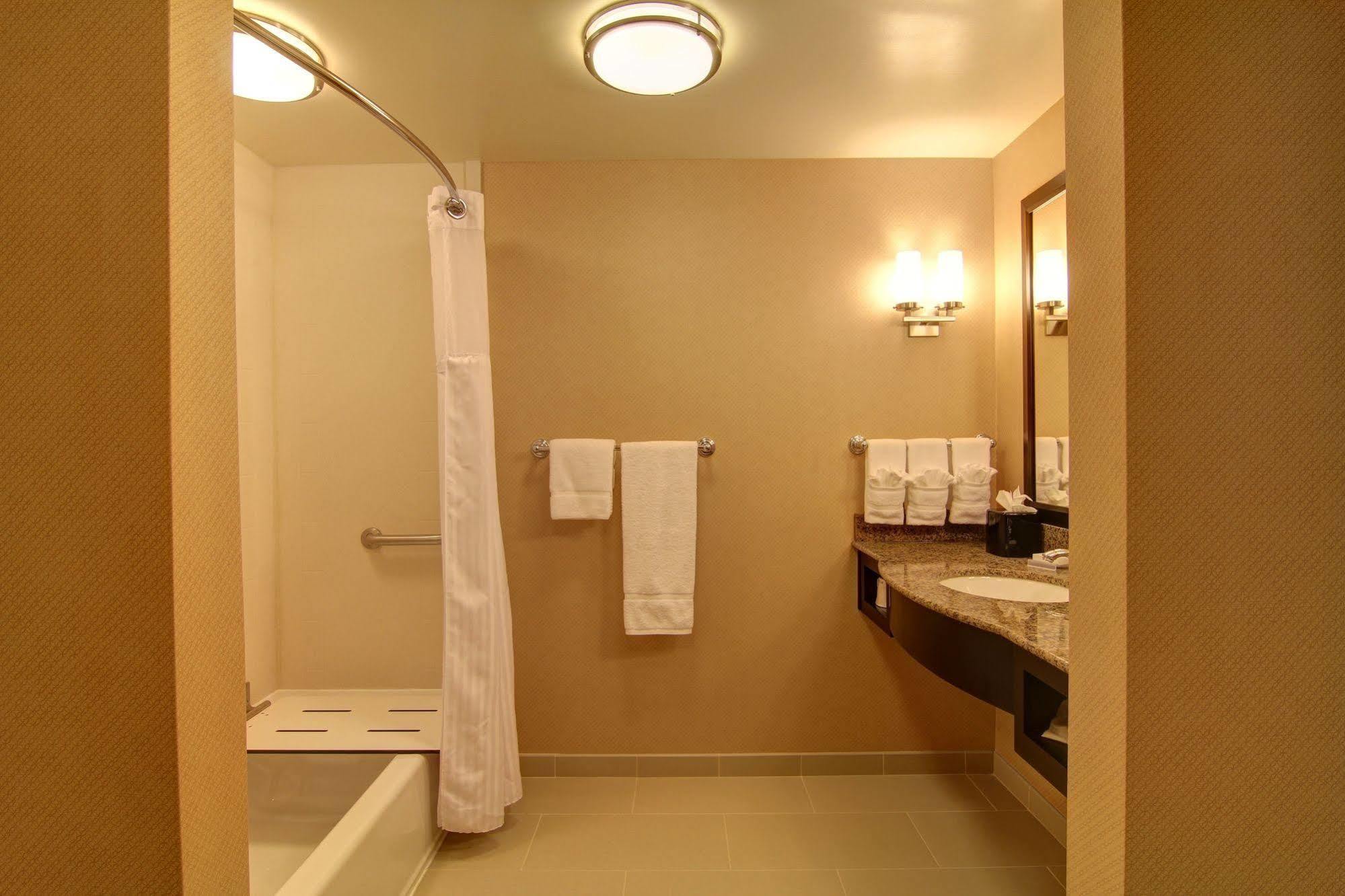 Hilton Garden Inn Woodbridge Exteriér fotografie